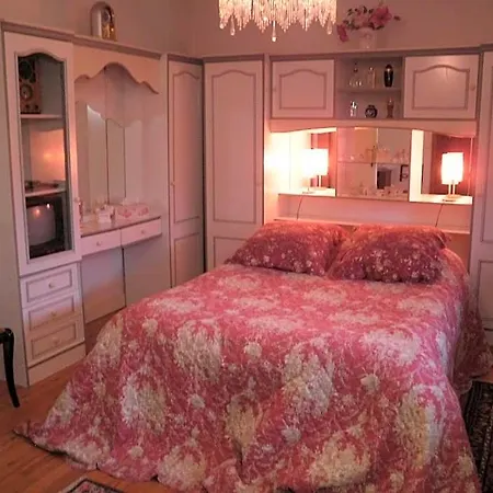 Le Clos Des Muriers Bed & Breakfast