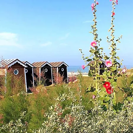 Le Clos Des Muriers Bed & Breakfast